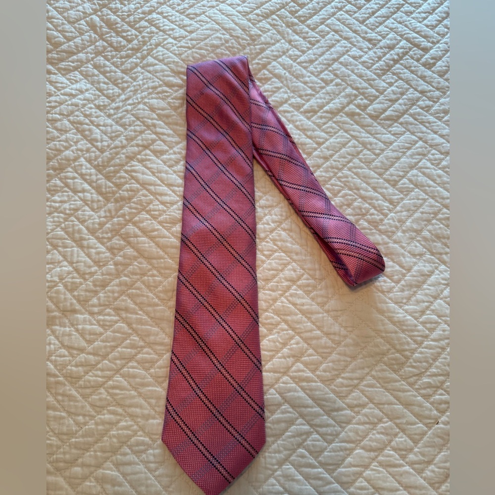 Pink men’s tie